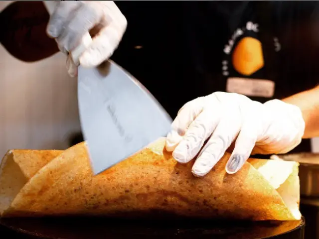 man making meal in madrasa dosa restaurant