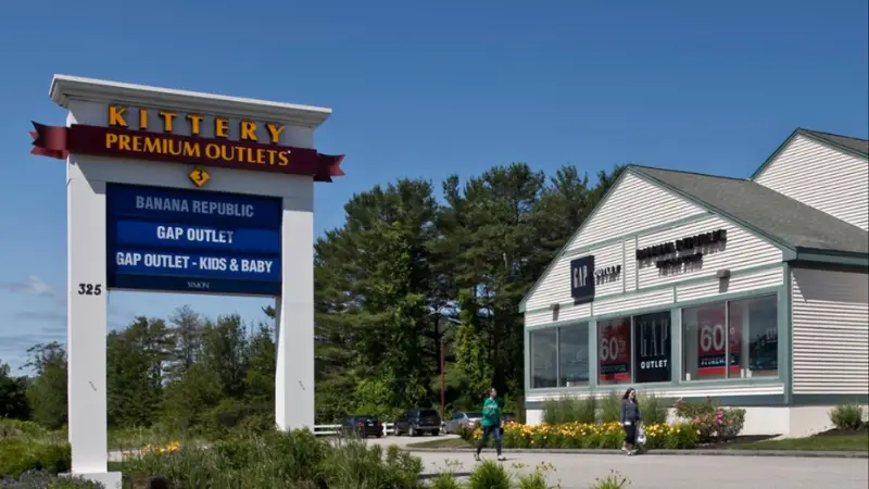 building of Kittery Outlets